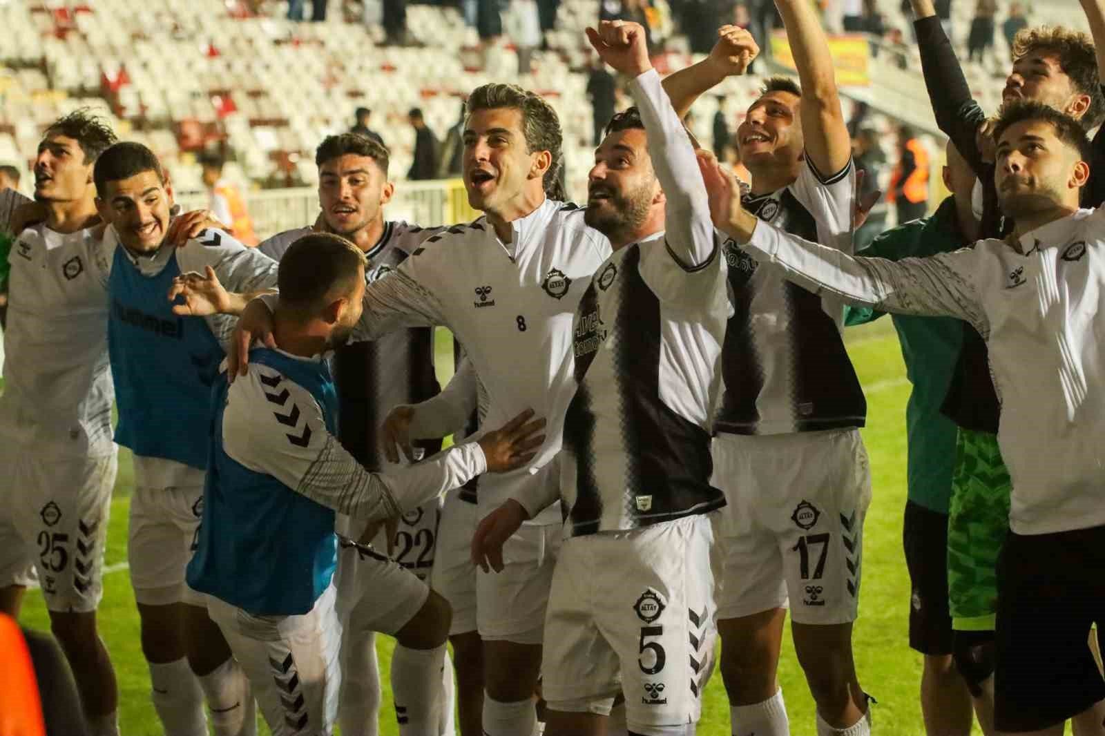 Altay, düşme hattından kurtuldu