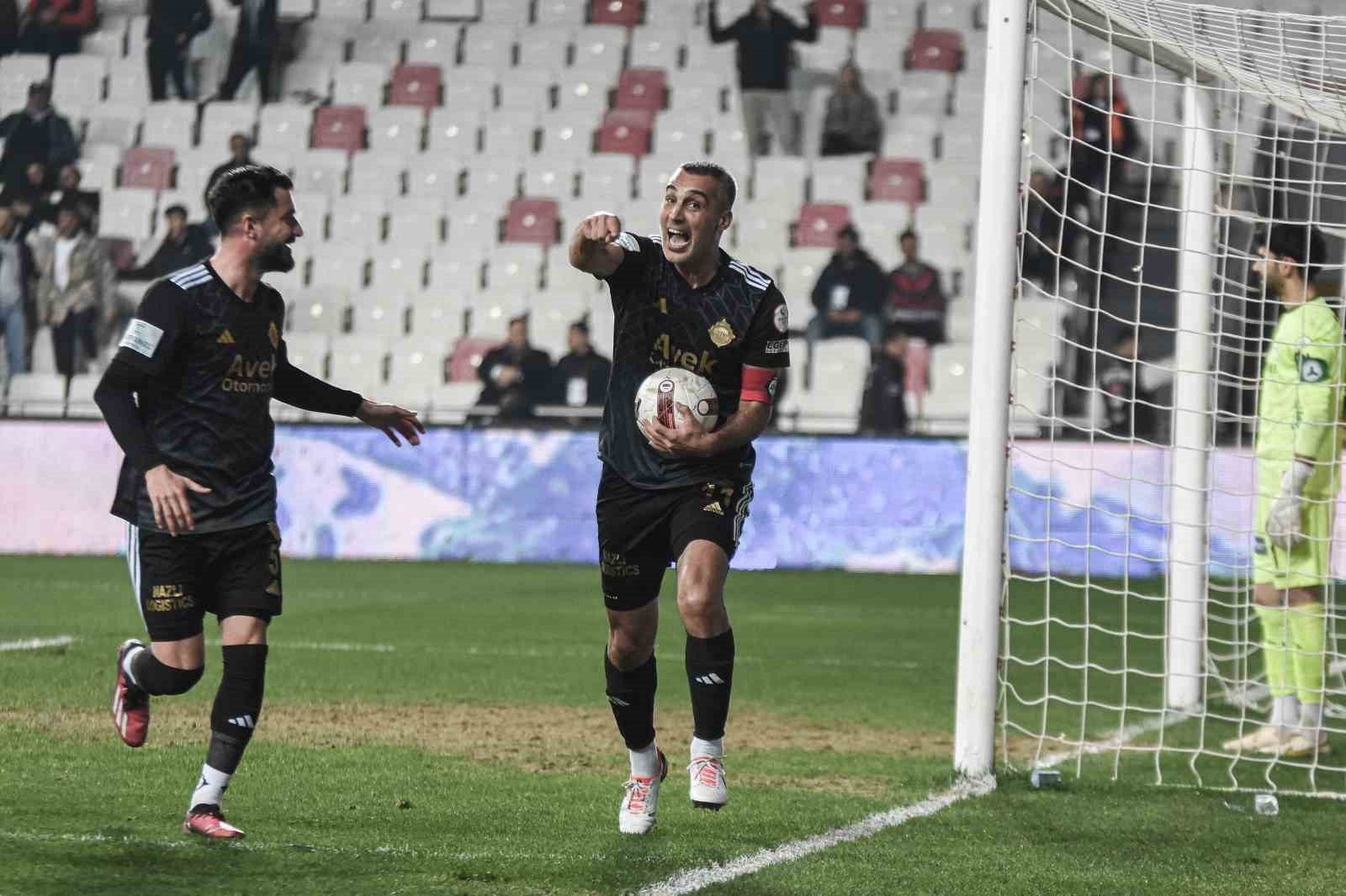 Altay’ın en skorer oyuncusu 42 yaşındaki Murat Uluç