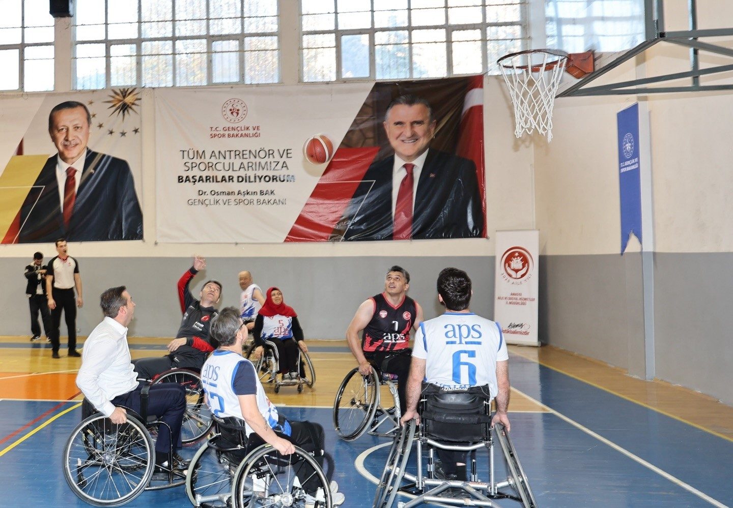 Amasya’da protokol ile ampute basketbol takımı maç yaptı