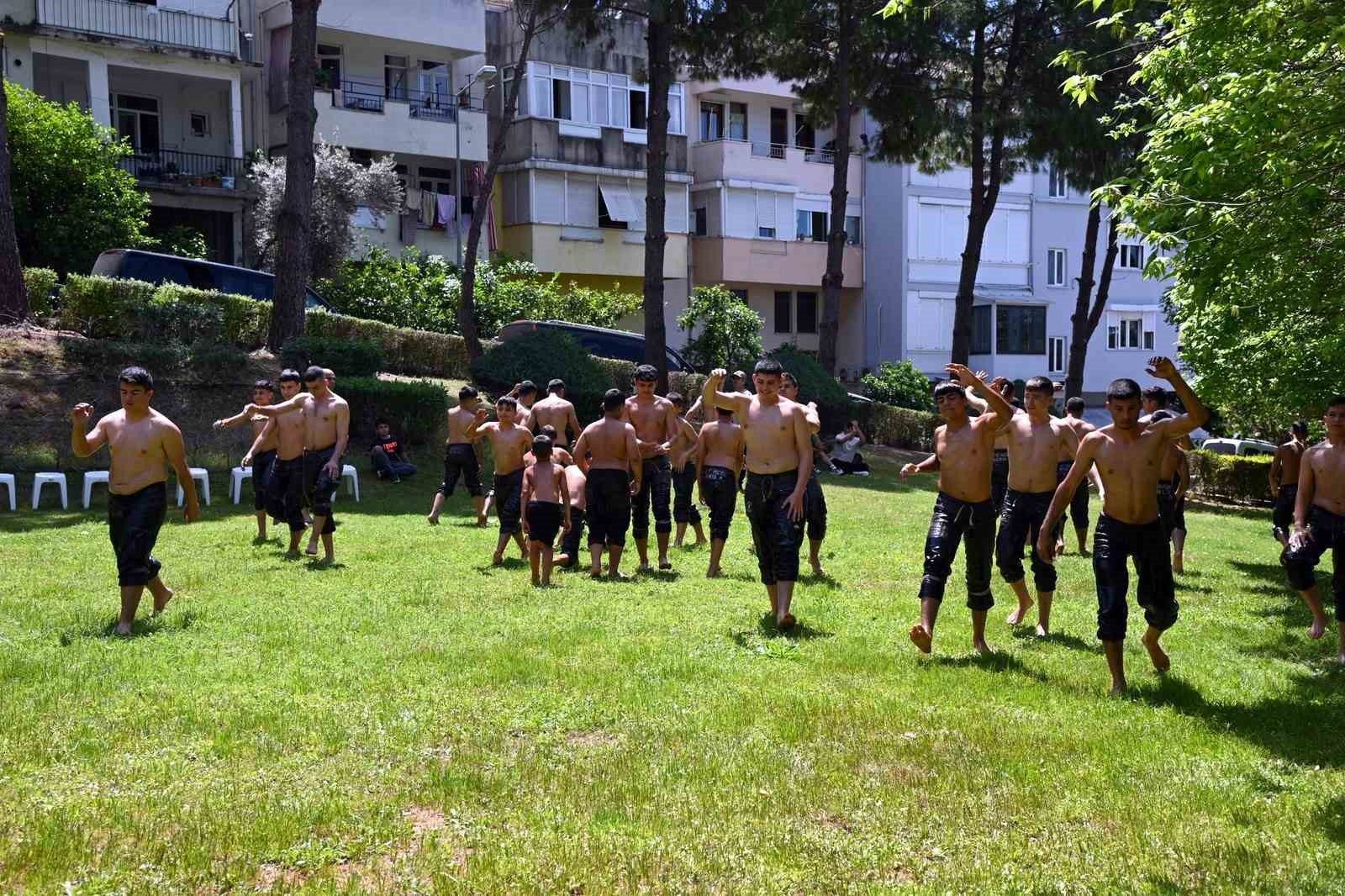 Antalya’da geleceğin başpehlivanları hazırlıklara devam ediyor