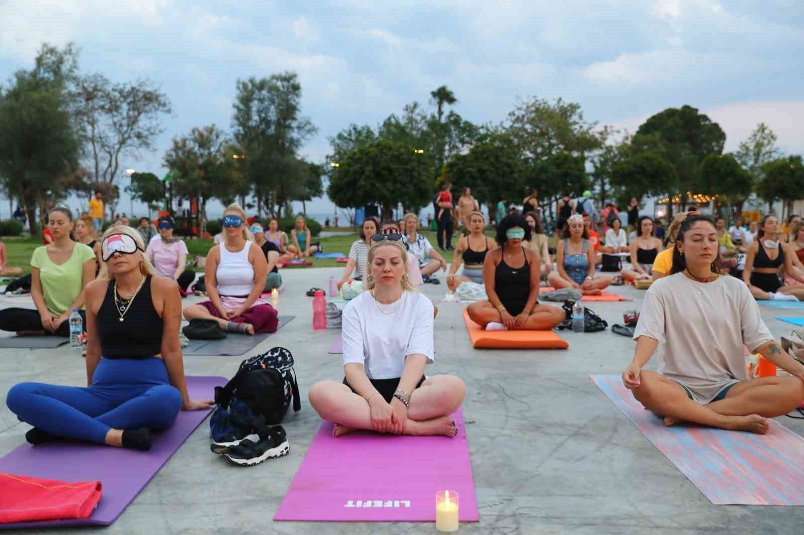 Konyaaltı'nın Kumlarında Yoga Akışı