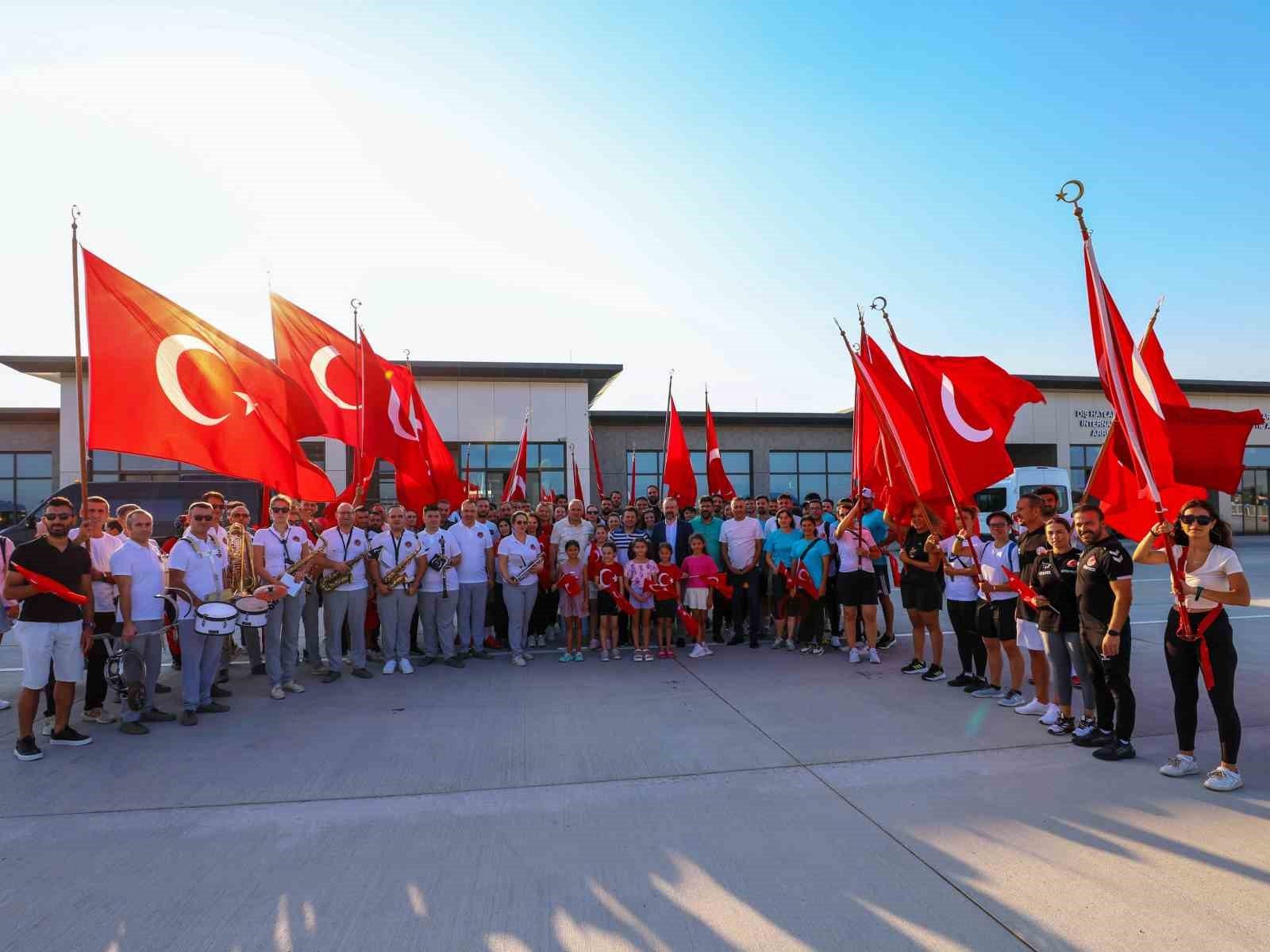 Antalya'nın gururu cimnastikçiler, Paris 2024 yolculuğuna törenle uğurlandı.