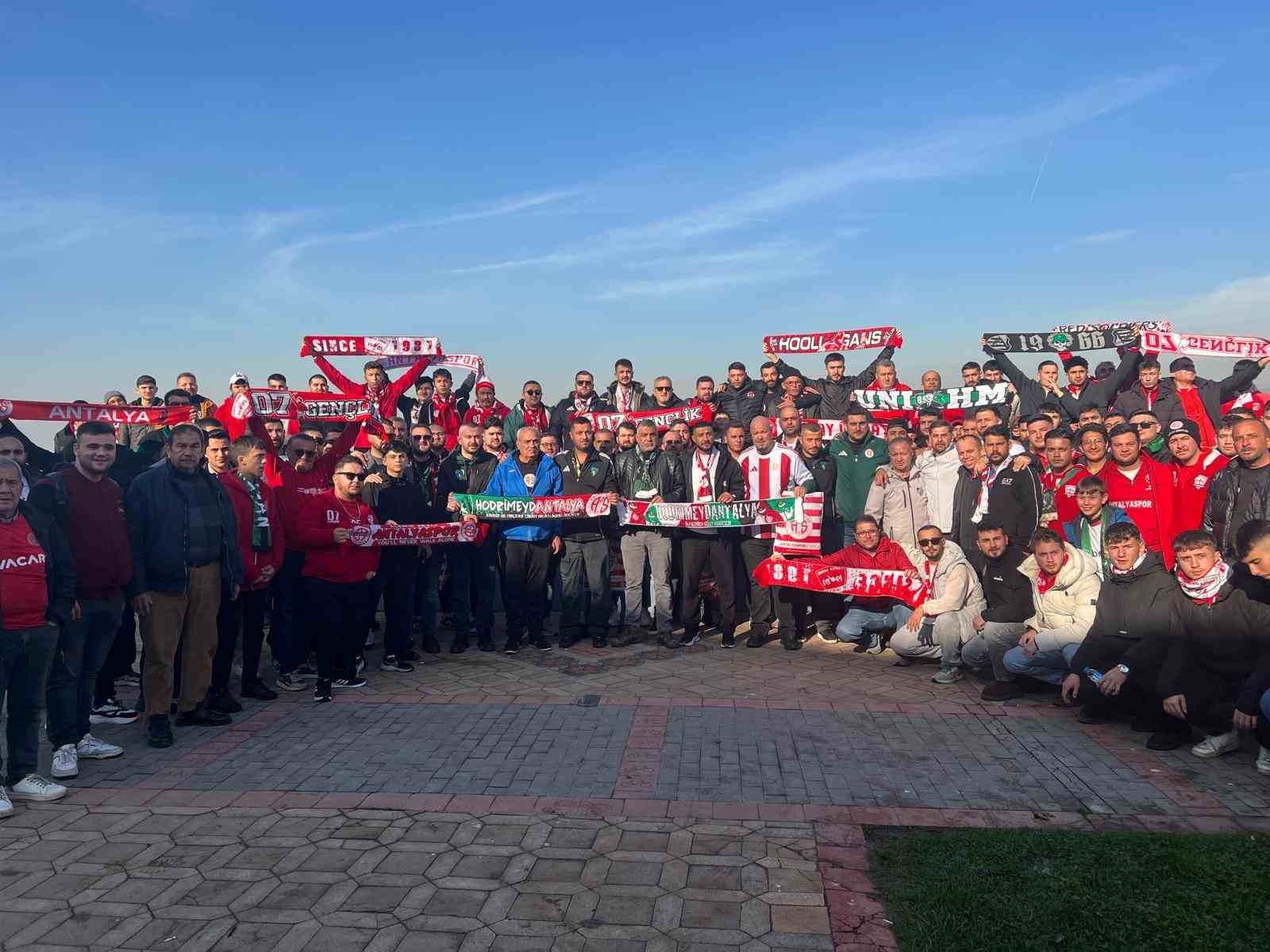 Antalyasporlulara, Kocaeli tarifesi: "Bizdensin kardeşim"
