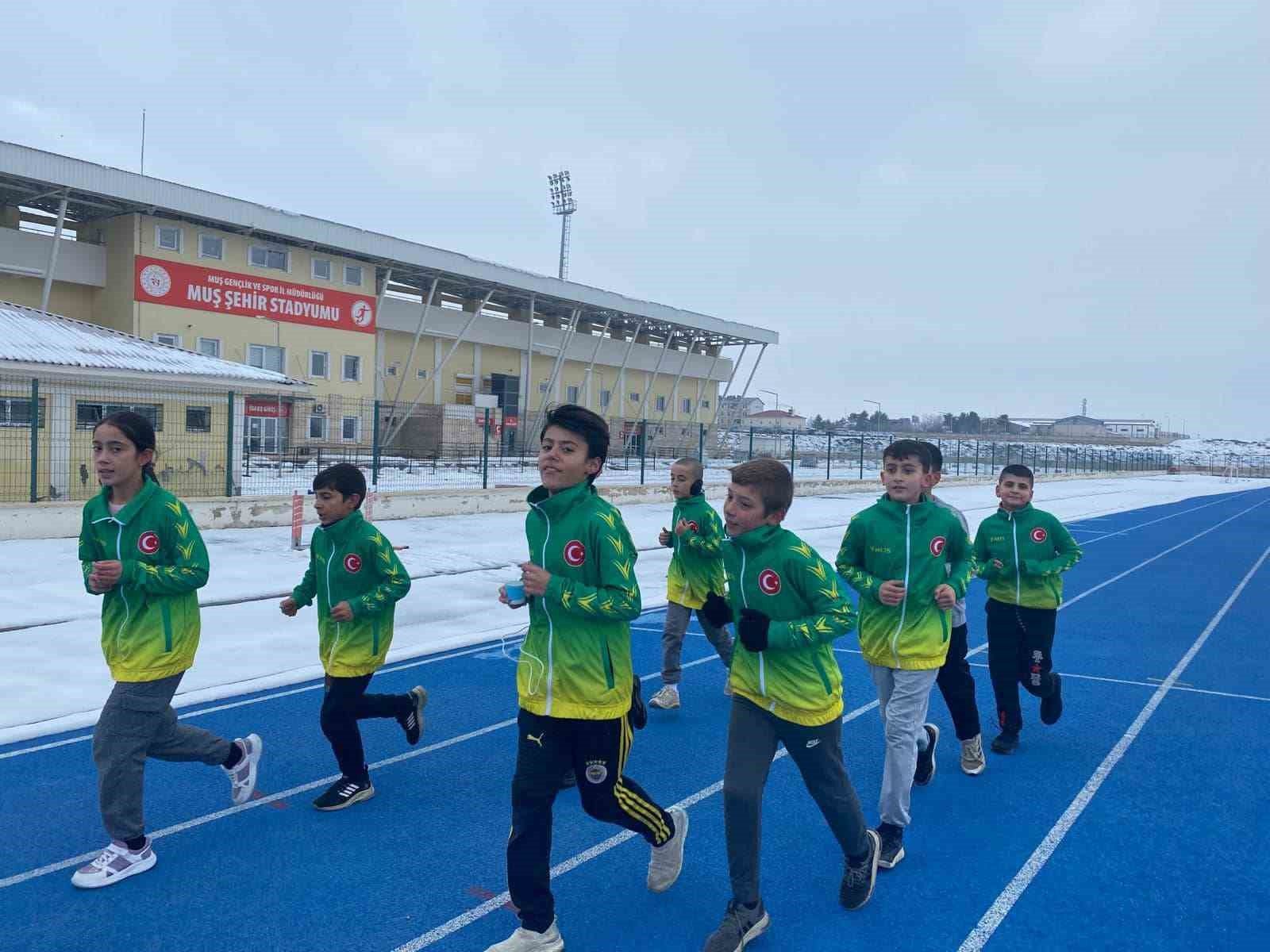 Pistlerde Ayak Sesleri Yankılanıyor: Atletizm Antrenmanları Tüm Hızıyla Devam Ediyor