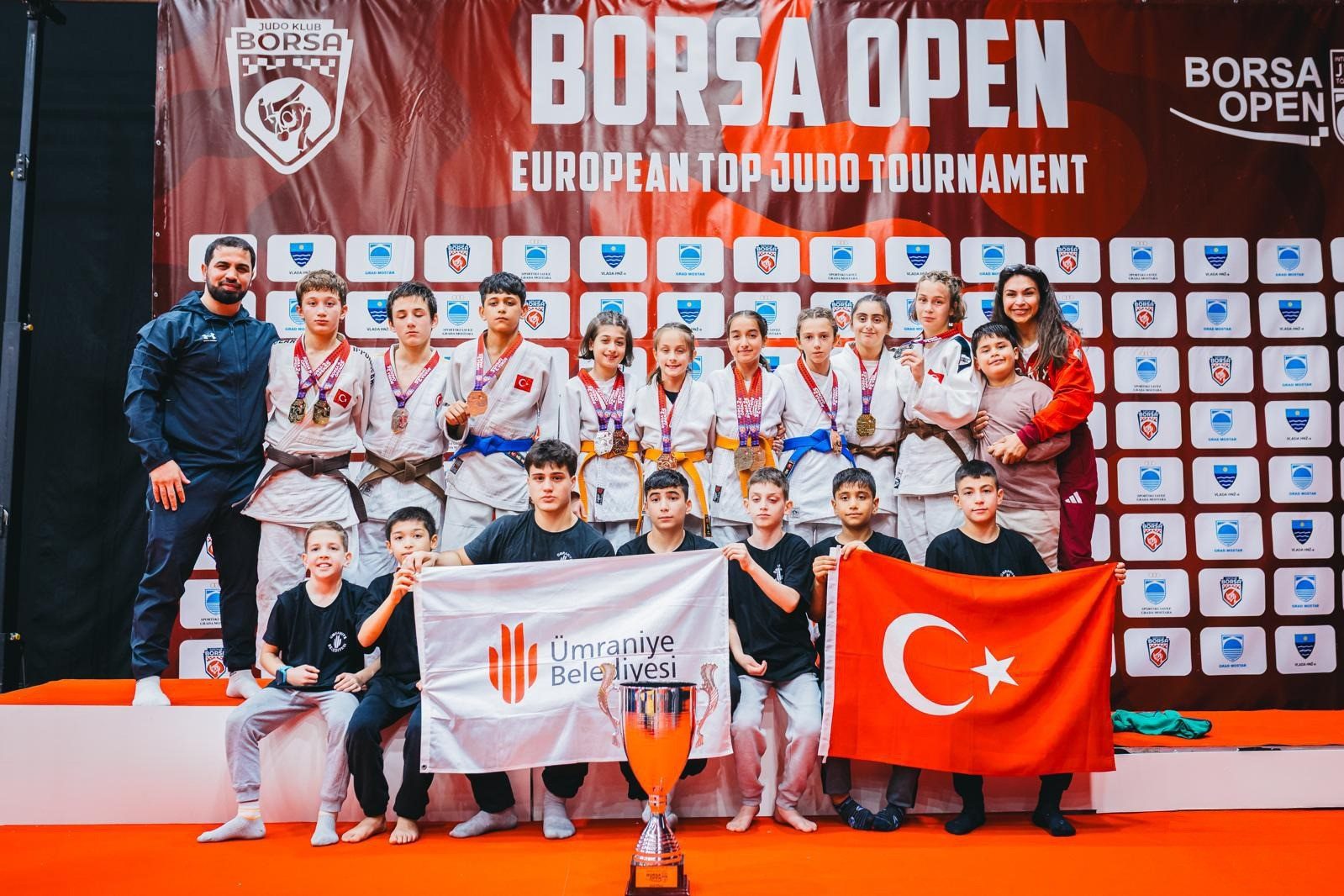 Avrupa’da zirveye adım: Ümraniye judoda kupayı kaldırdı