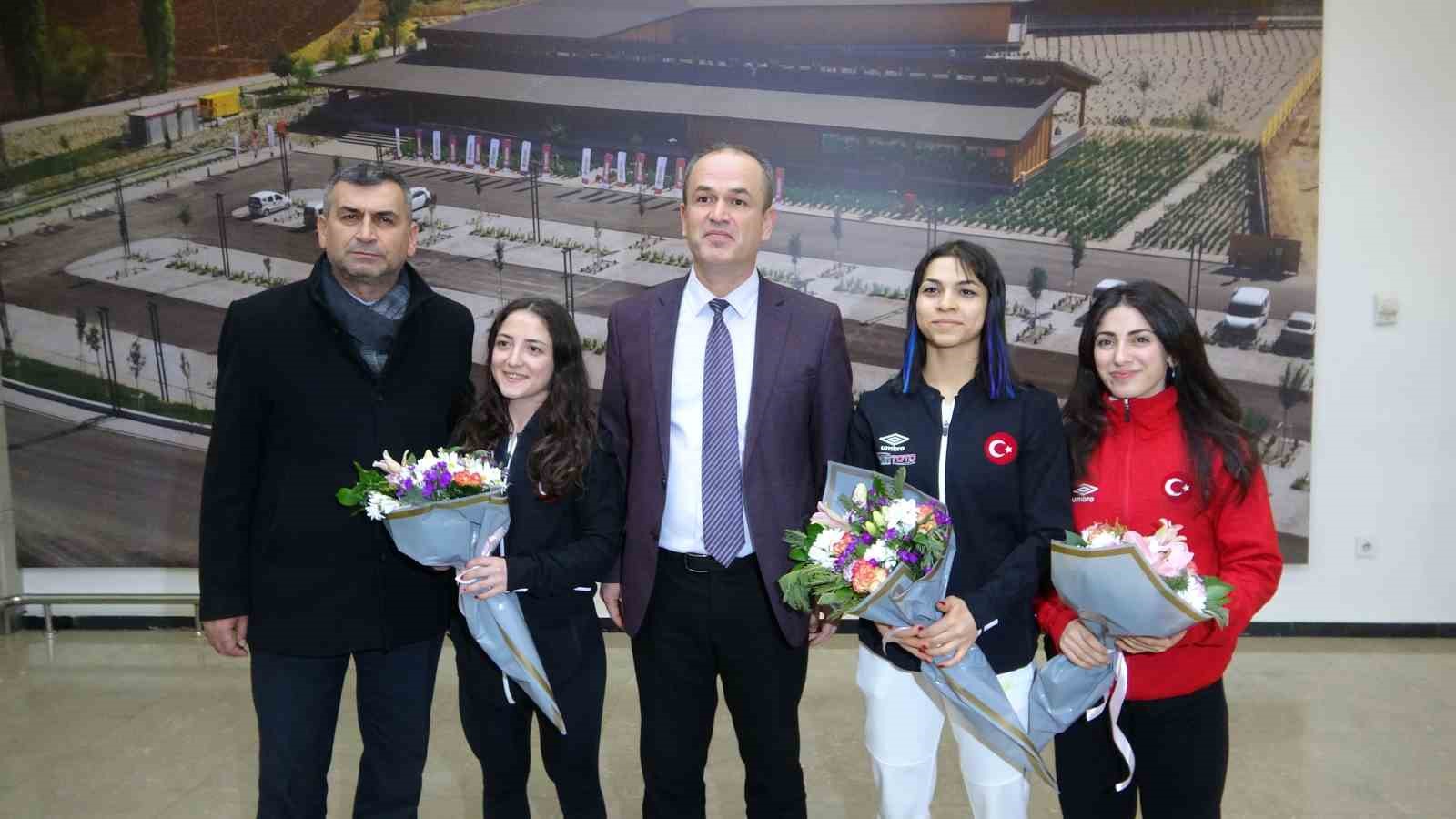 Avrupa rekoru kırarak 3 altın madalya kazanan milli halterciler Konya’da