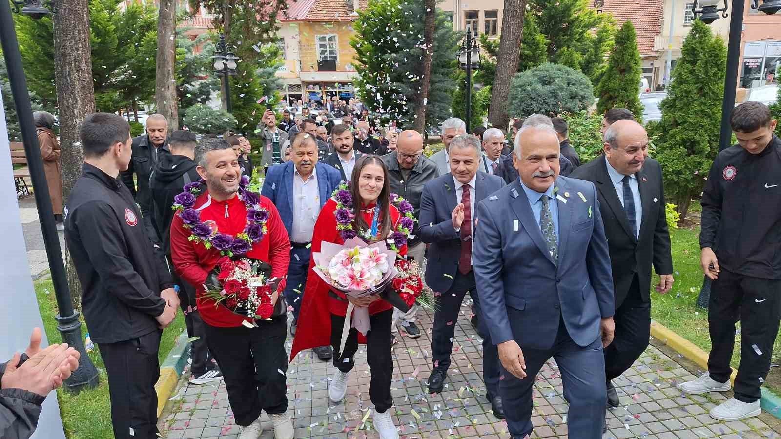Avrupa şampiyonu milli güreşçi, memleketinde davul zurnayla karşılandı