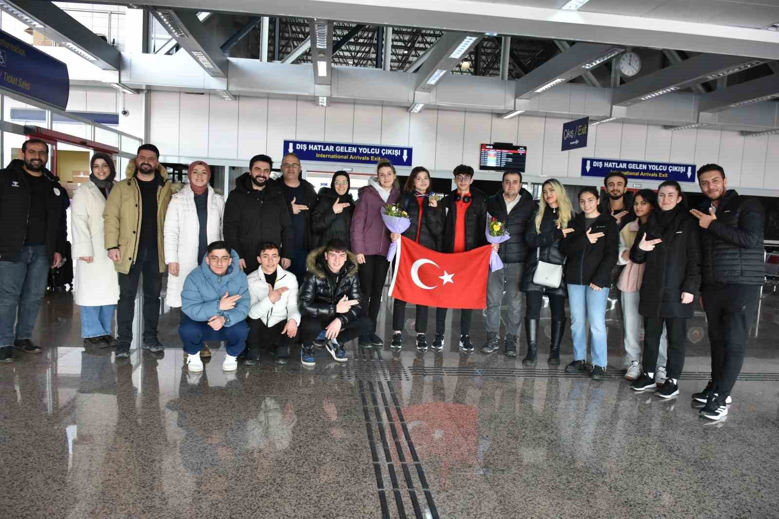 Çiçekli Karşılama: Avrupa Üçüncüsü Rana Gözübüyük'ün Zafer Dönüşü