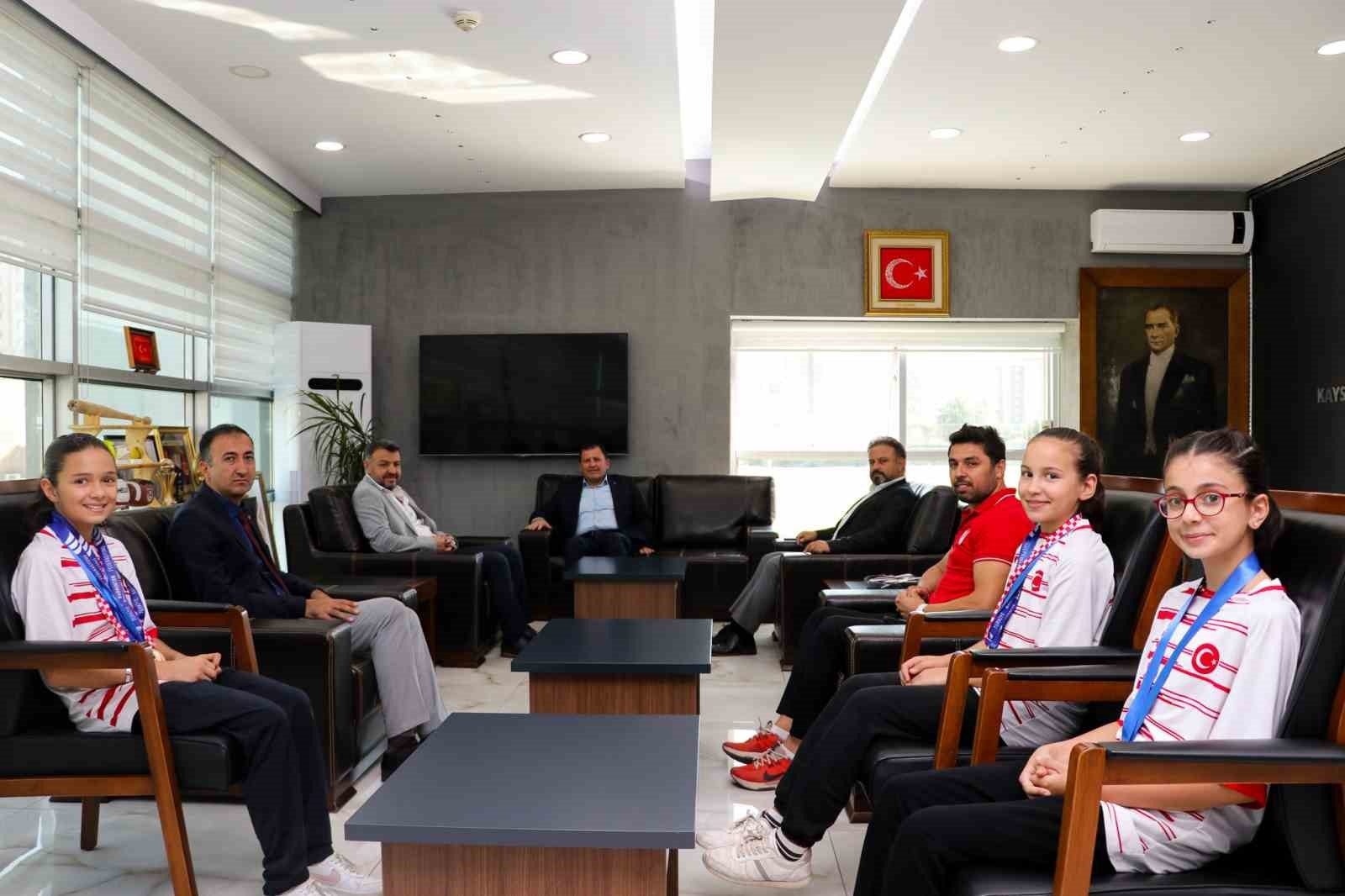 Badminton şampiyonlarından gurur ziyareti