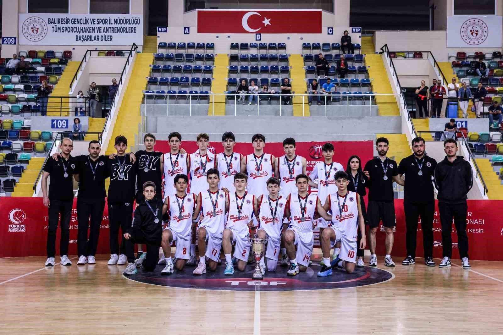 Bahçeşehir’den üç yaş grubunda üç büyük derece