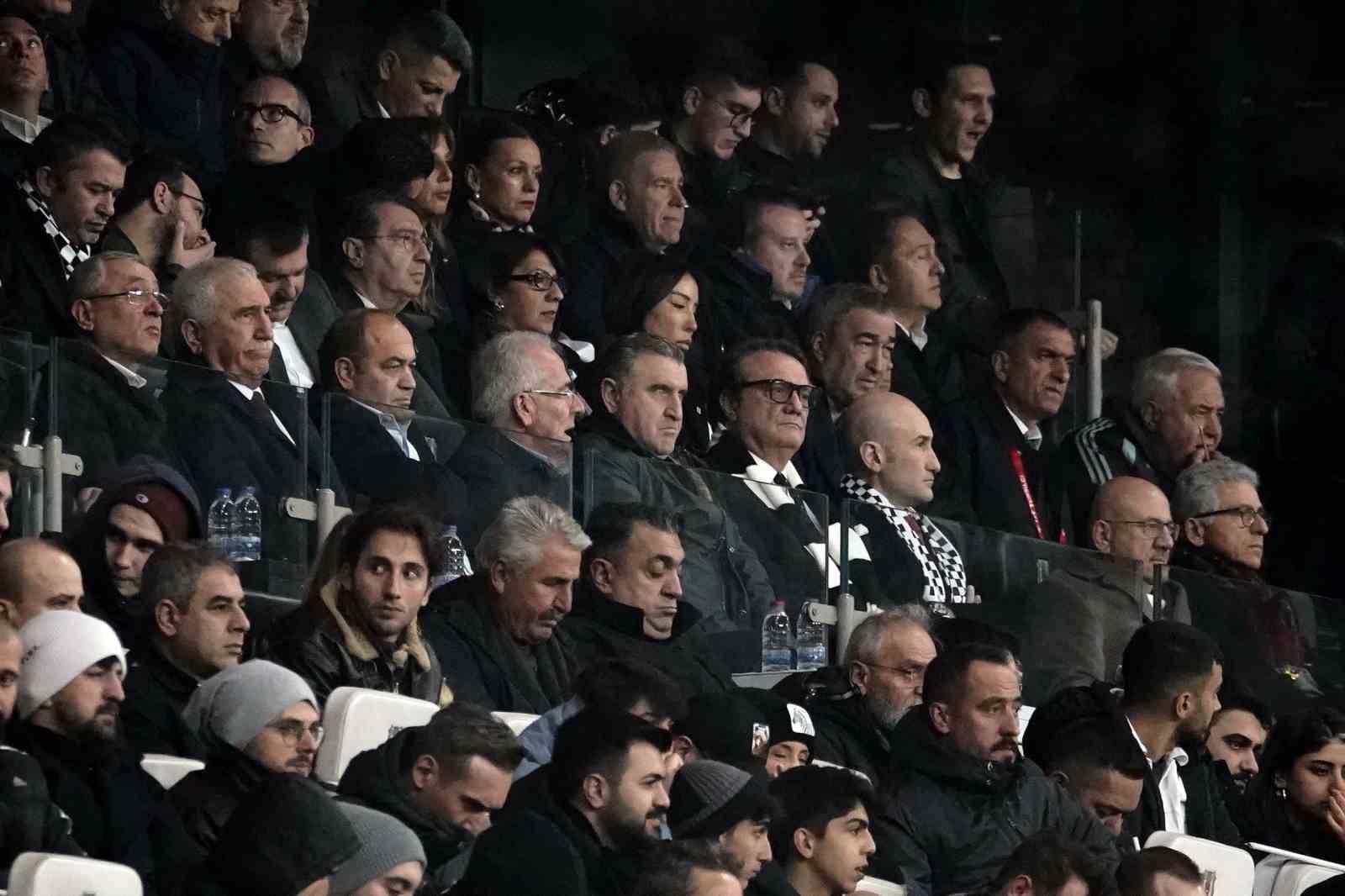 Bakan Bak, Beşiktaş – Fenerbahçe derbisini takip ediyor