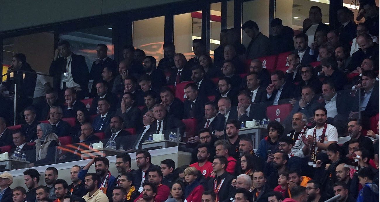 Bakan Bak, Galatasaray - Liverpool maçını takip etti