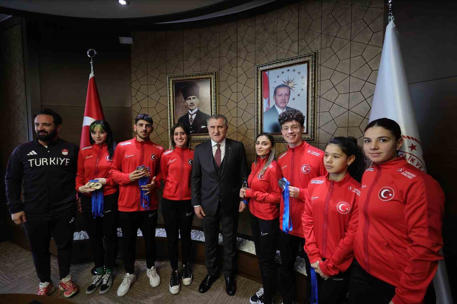 Bakan Bak, Özel Sporcular Para Atletizm Milli Takımı’nı kabul etti
