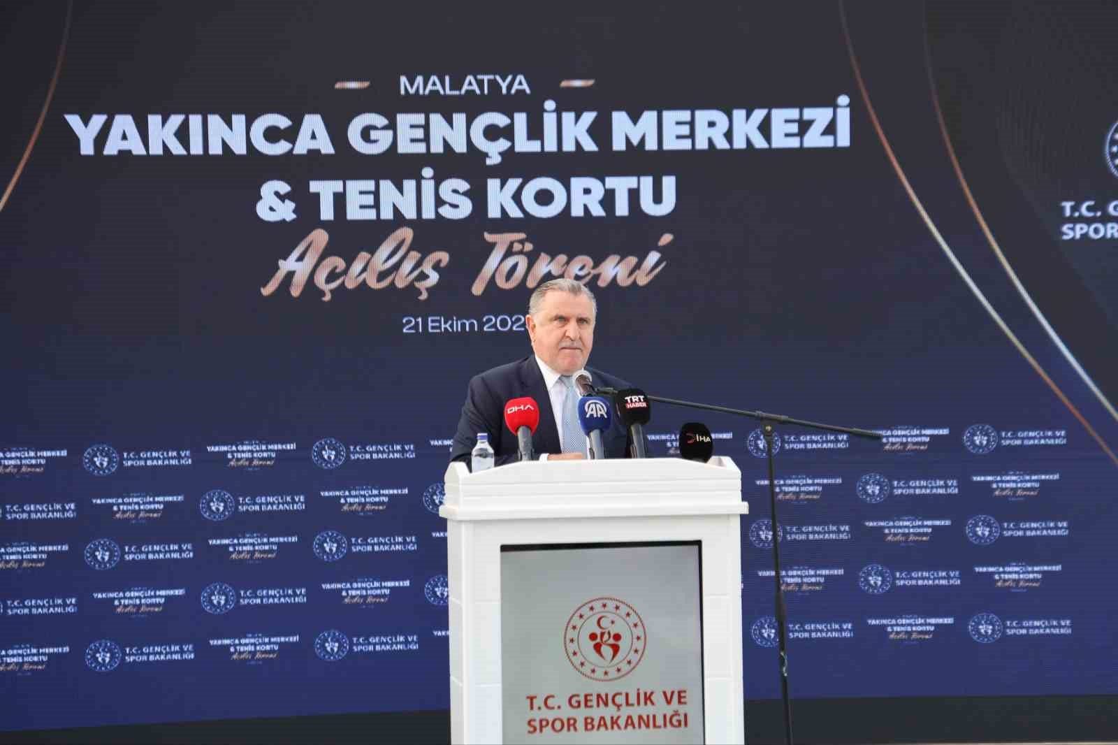 Bakan Bak: "Gençler için yatırımlarımıza devam edeceğiz"