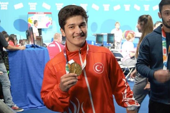 Bakan Bak’tan dünya şampiyonu halterci Muhammed Furkan Özbek’e tebrik