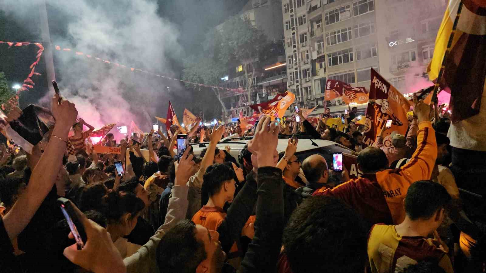 Aslanlar Bandırma’yı Galatasaray Şampiyonluğu Sarısıyla Boyadı