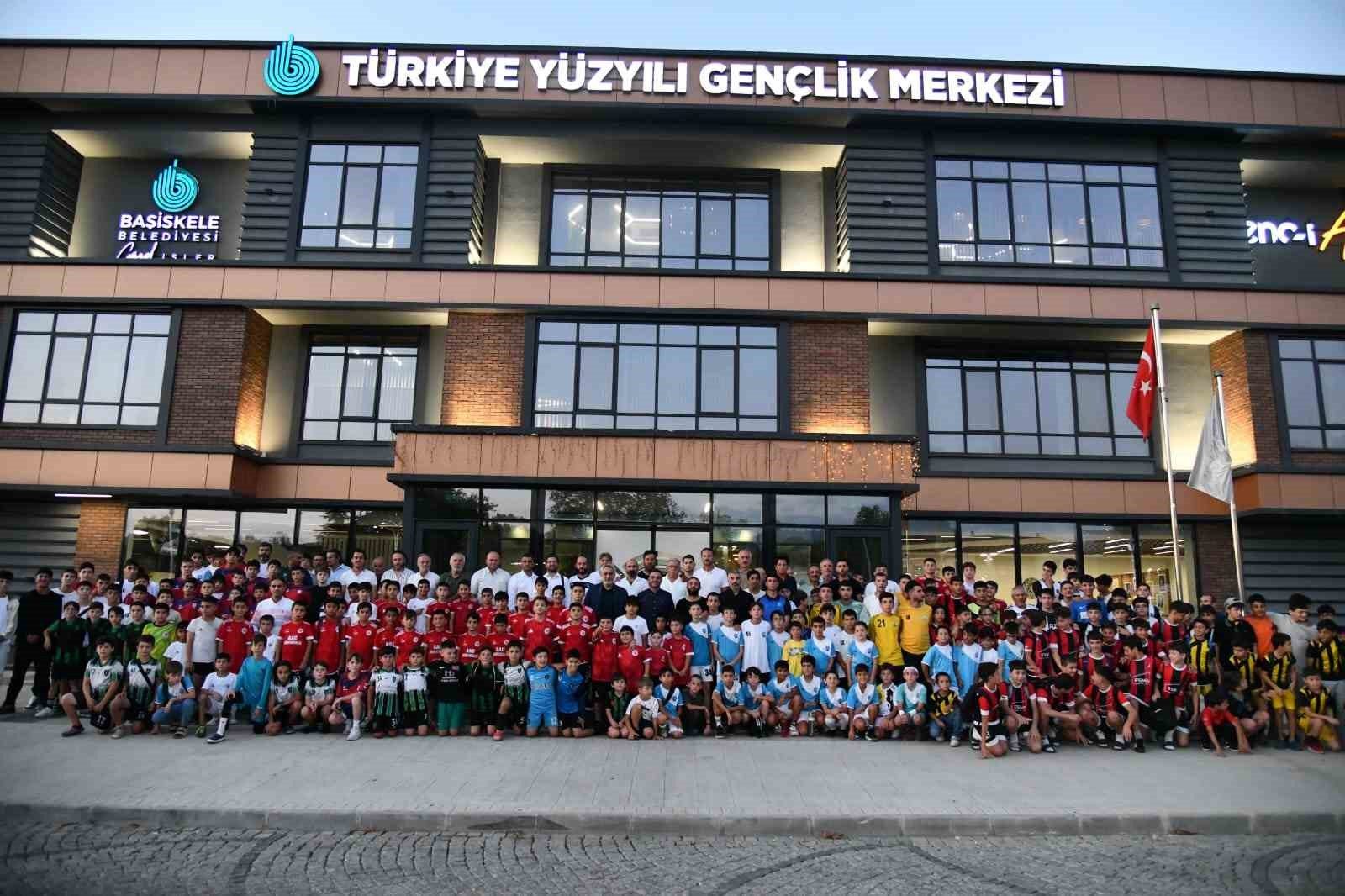 Başiskele’de spor kulüplerine malzeme desteği