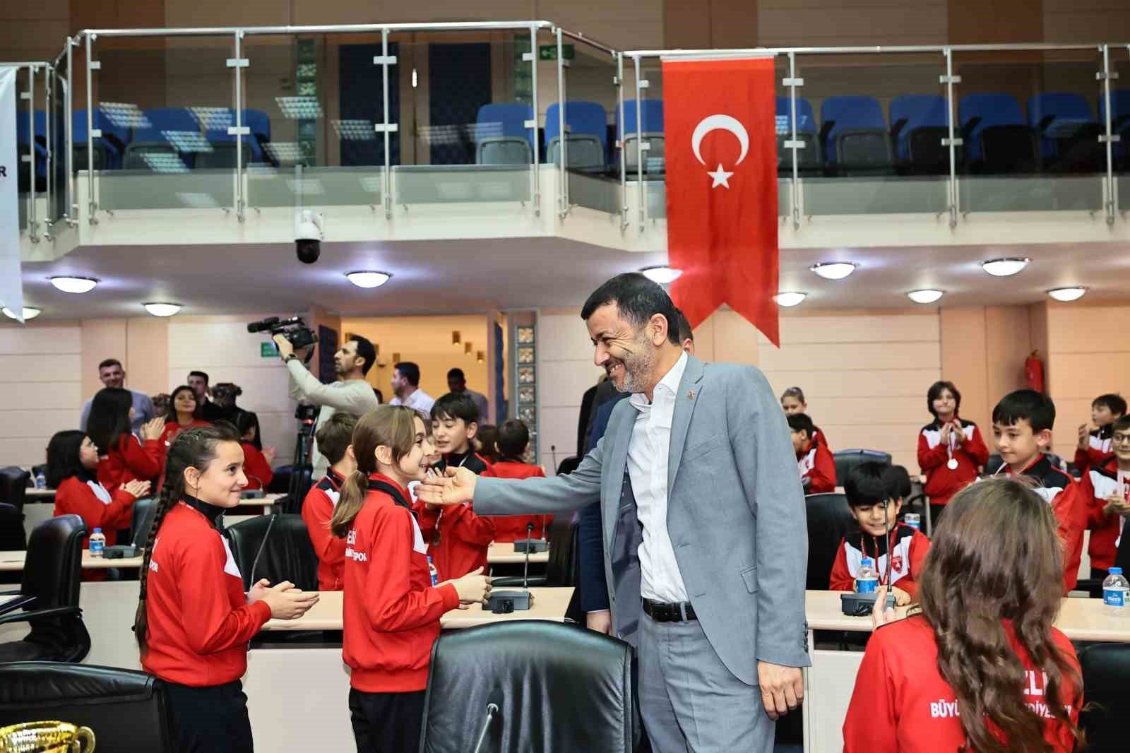 Madalya Kahramanları Başkan Çavuşoğlu'yla Buluştu