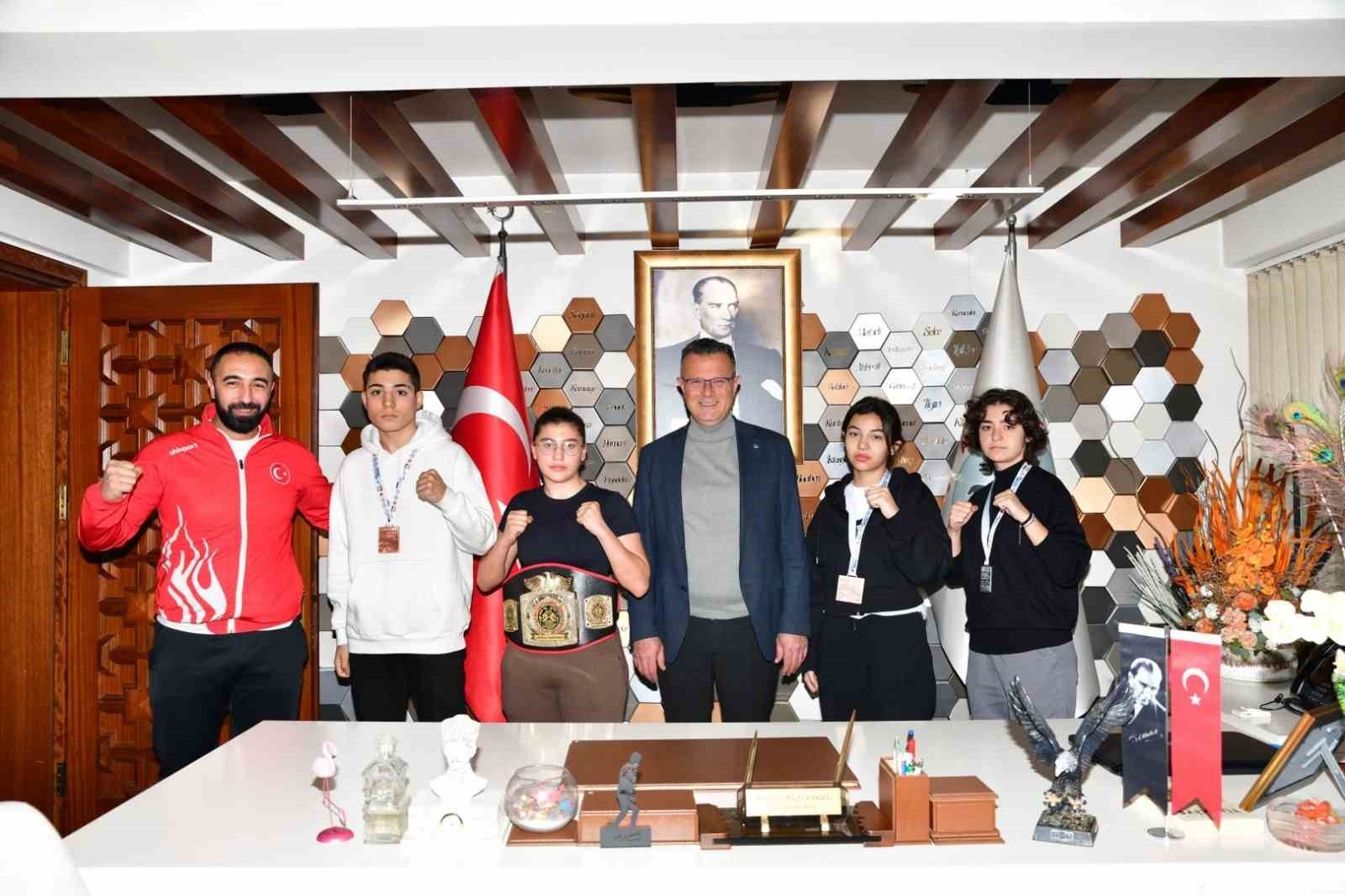 Başkan Öküzcüoğlu'nun Şampiyonlara Coşkulu Karşılaması