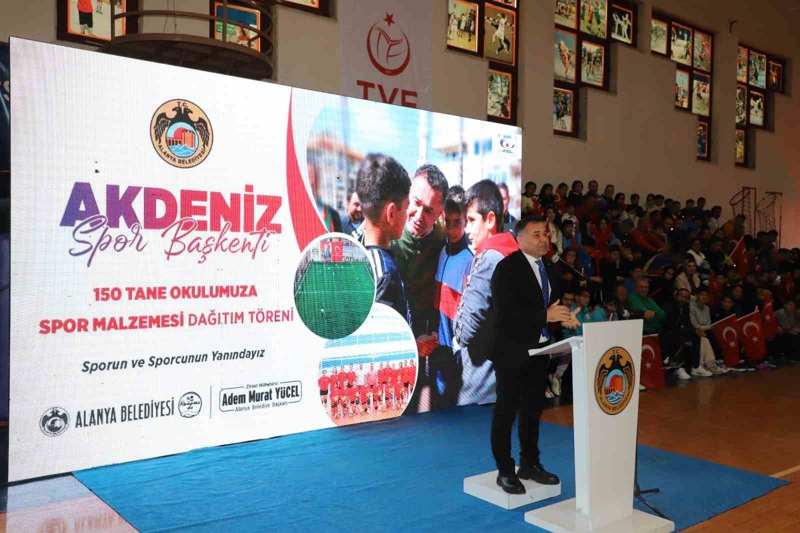 Başkan Yücel’den 150 okula spor malzemesi yardımı