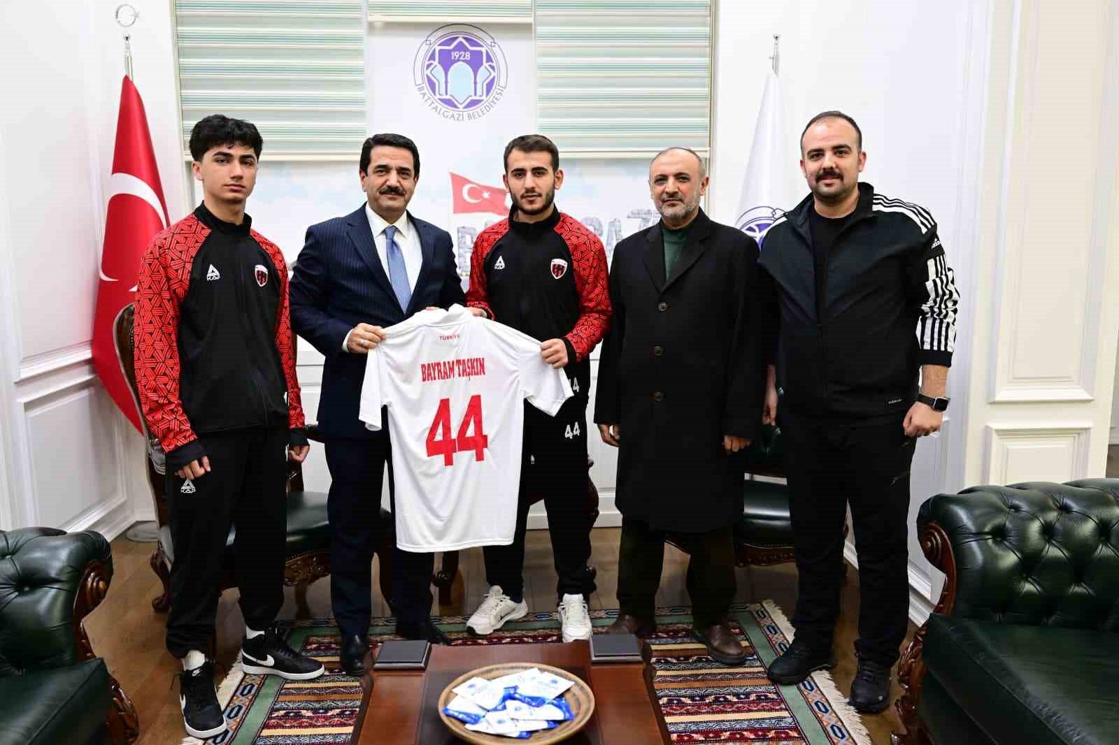 Battalgazi Belediyespor’un milli gururları Başkan Taşkın’ı ziyaret etti