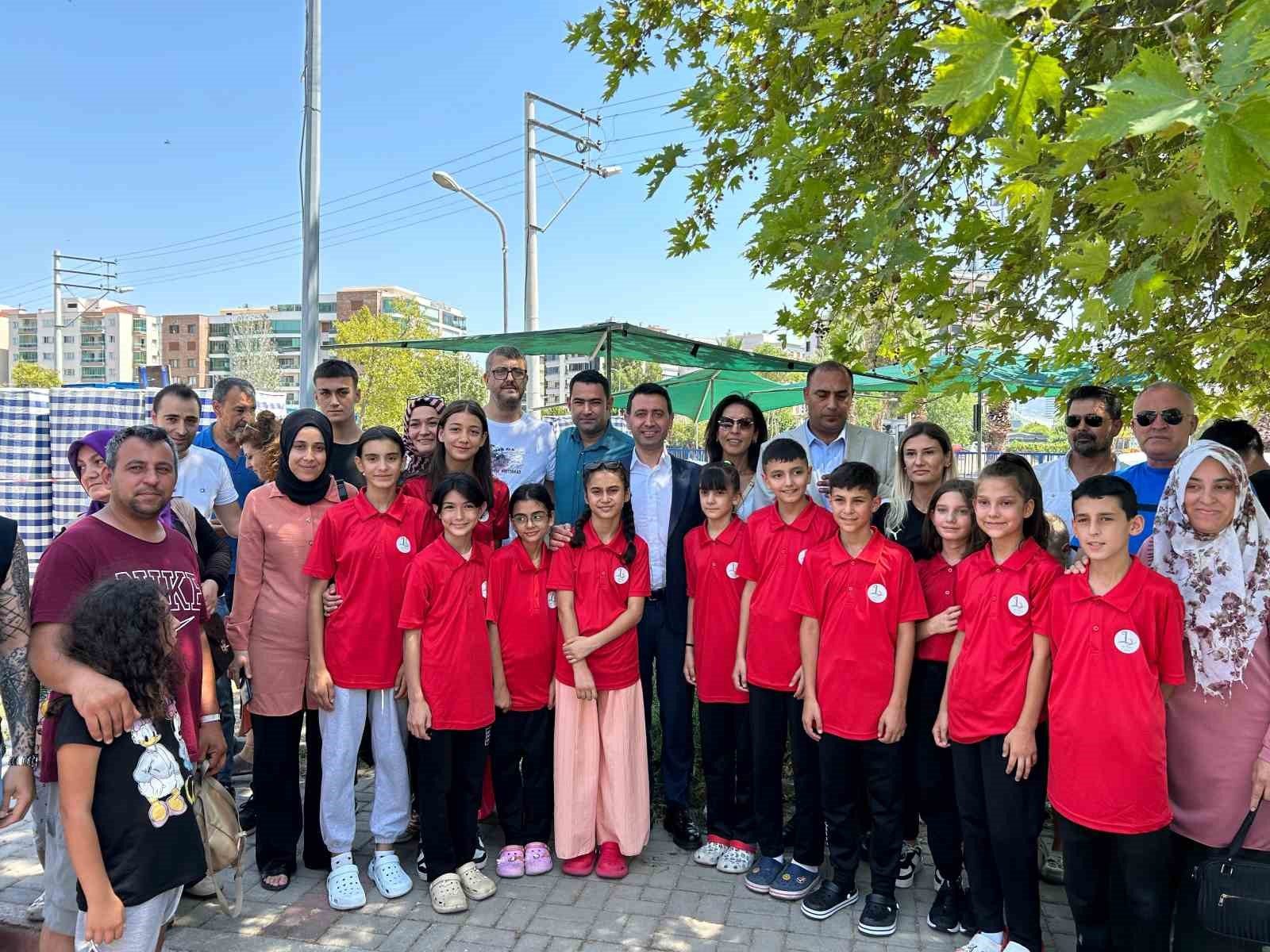 Bayraklı'nın Gururu: Sporcular Sivas'tan Madalyalarla Döndü