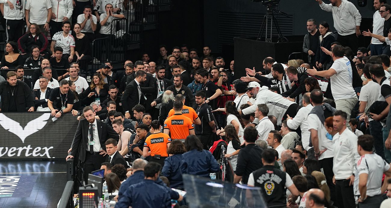 Beşiktaş - Fenerbahçe derbisine tribün olayları nedeniyle ara verildi