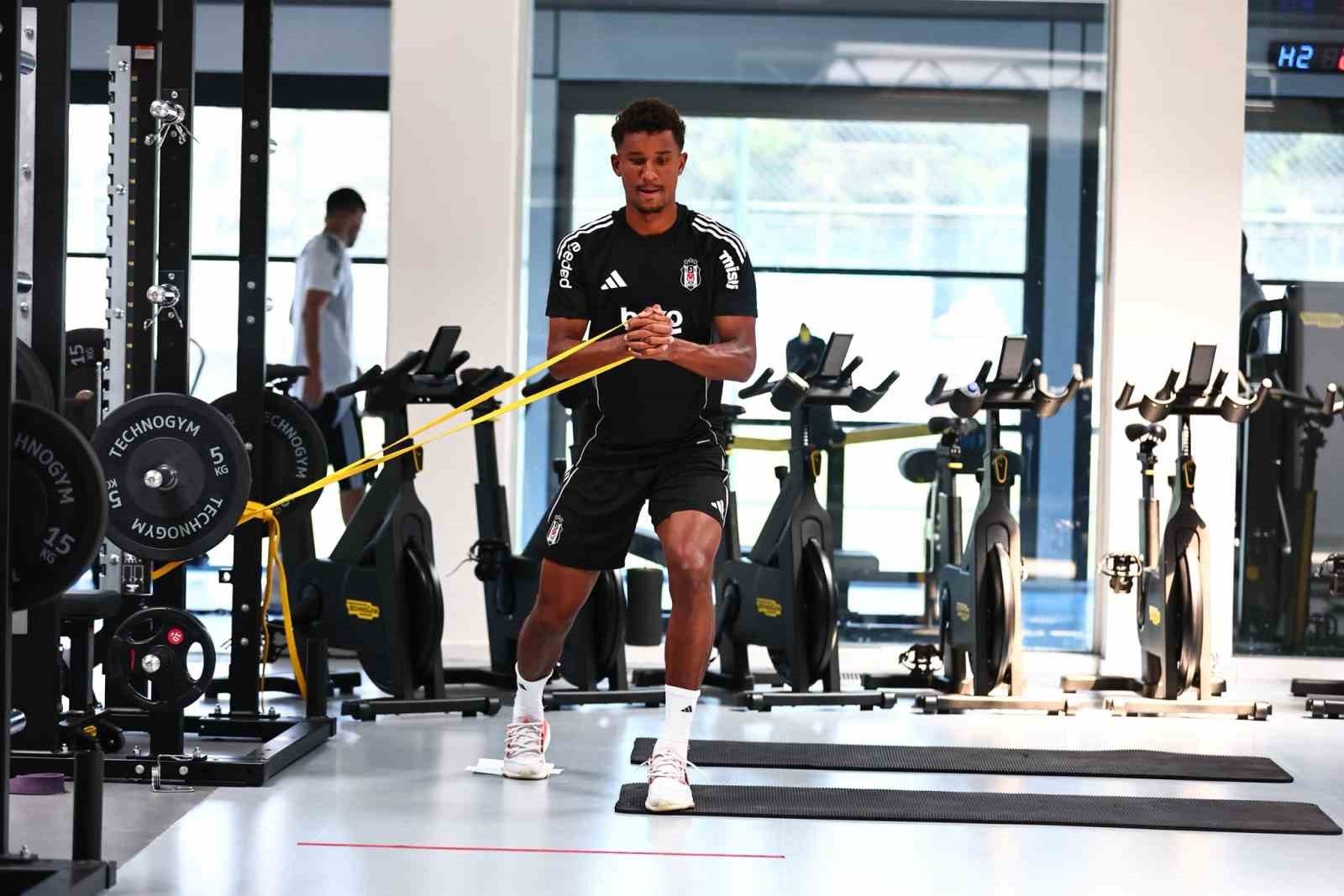 Beşiktaş, günün ikinci antrenmanında salonda çalıştı