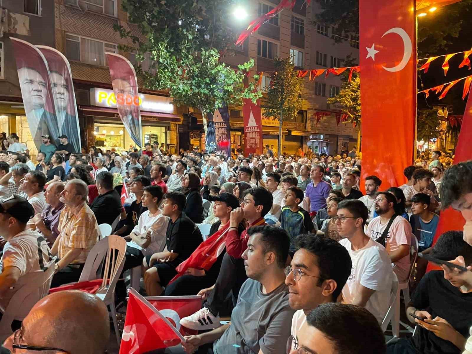 Beyoğlu'nda Meydanlarda Milli Maç Coşkusu