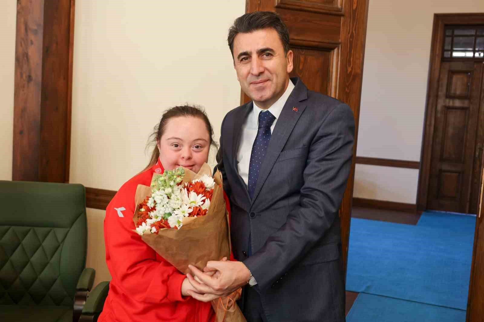 Bilecik'in Altın Çocukları Vali Aygöl'den Ödüllendirildi