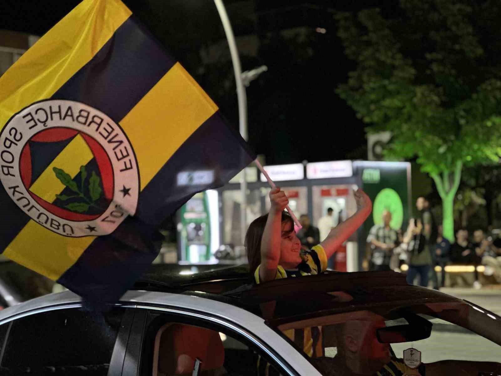 Burdur’da Sarı-Lacivertli Coşku: Fenerbahçeliler Galibiyeti Kutladı