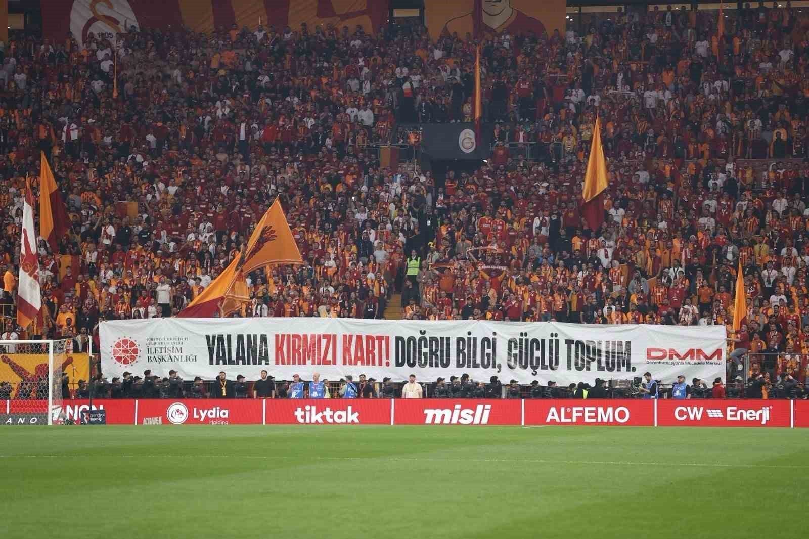 Burhanettin Duran: "Yeşil sahada açılan bu pankartlar, sadece slogan değil; dijital dünyadaki güvenliğimiz için birer mesaj"