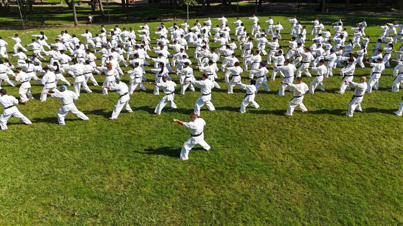 Karate Ustalarının Bursa'daki Gösterisiyle Gözler Kamaştı
