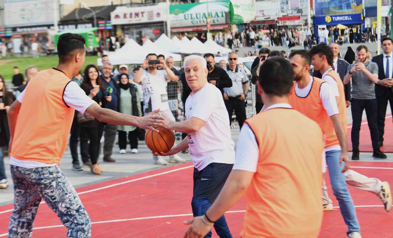 Bursa’da Başkanlar ve Gençler Eşofmanlı Kıyasıya Maçta Buluştu
