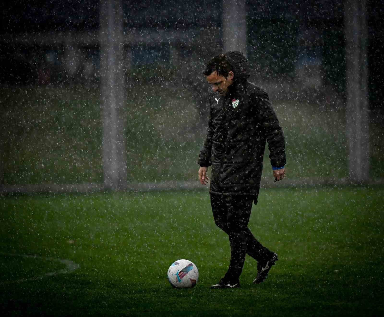 Bursaspor, Elazığ Depremi Maçı İçin Sahanın Tozunu Attı