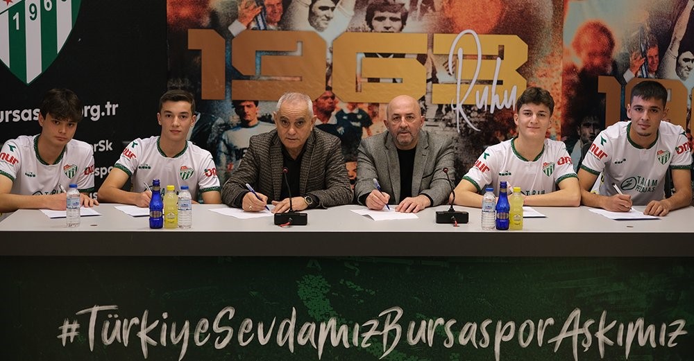 Bursaspor, 4 genç futbolcusunu profesyonel yaptı