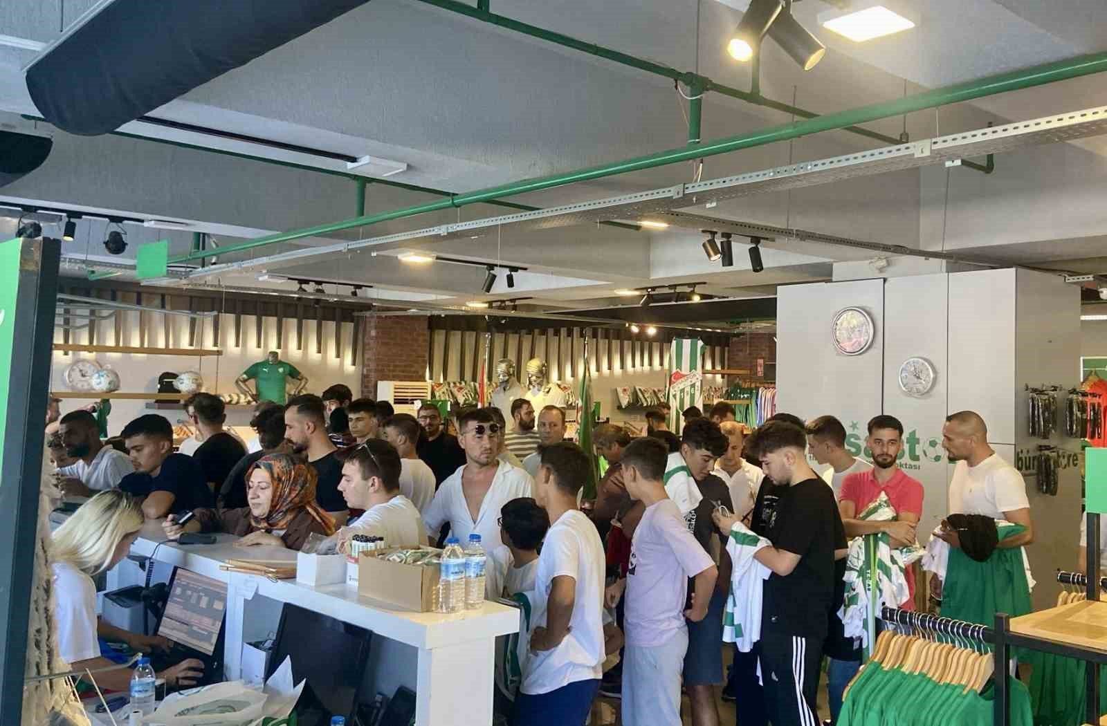 Bursaspor'un göz kamaştıran yeni formaları taraftarlardan tam not aldı!
