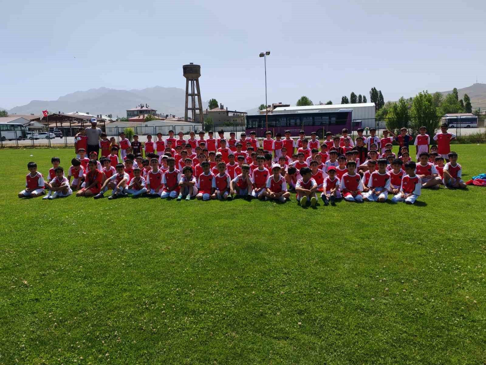 Büyükşehir Belediyespor’dan Vanspor’a altyapı desteği