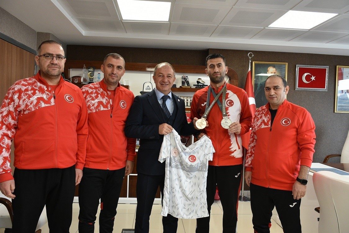 Çakmur’dan olimpiyat fatihine kutlama