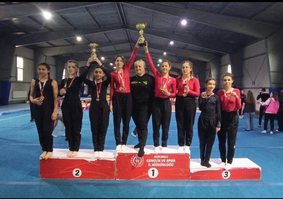 Çayırova’nın yıldız sporcularından 11 madalya, 2 kupa