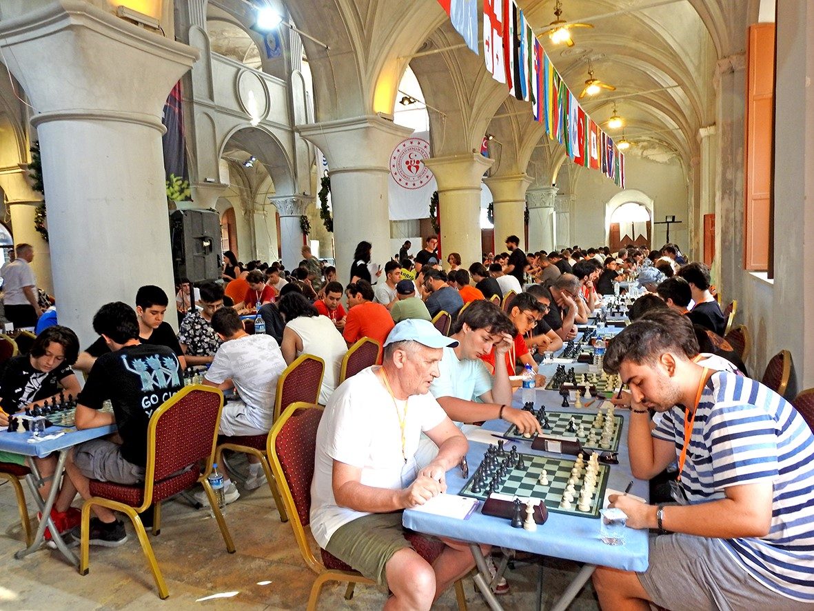 Çeşme'nin Satranç Meydanında Beyinler Çarpışıyor