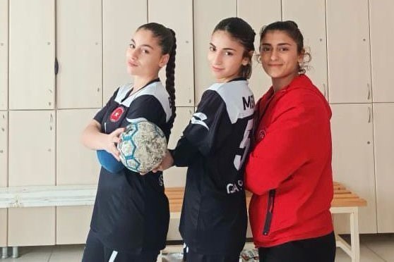 Cizre’de 4 sporcu, Hentbol Milli Takımı kampına davet edildi