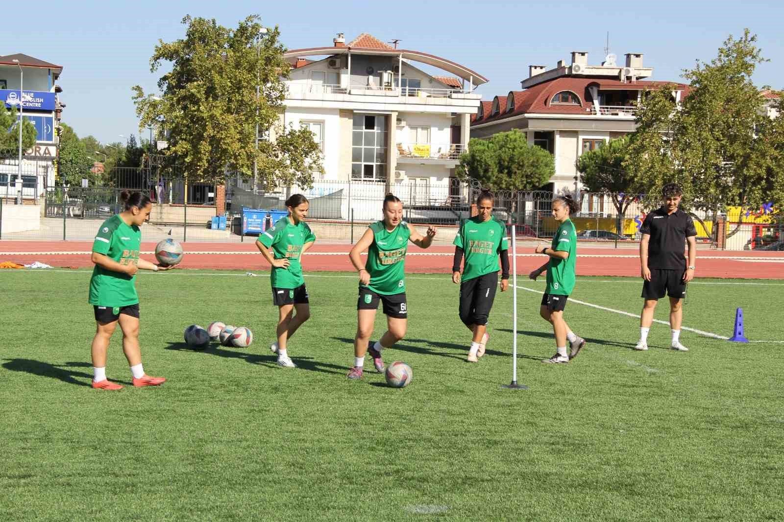 Denizli’nin kızları yeni sezona Süper Lig hedefiyle hazırlanıyor