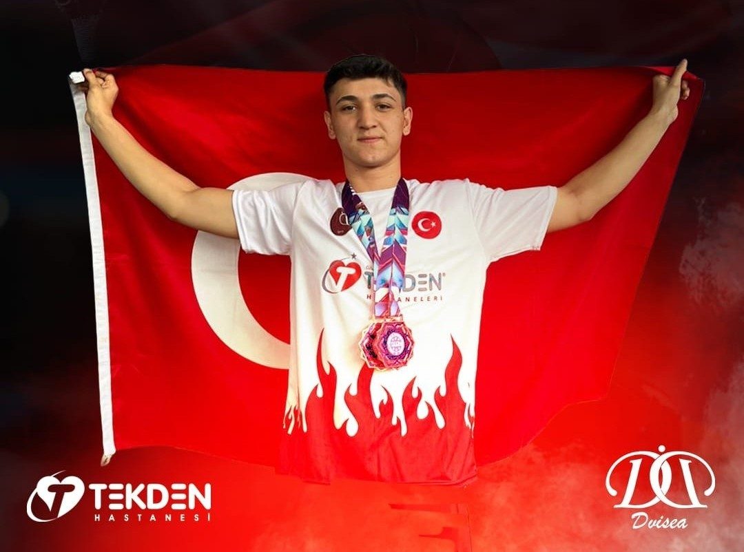 Denizlili Arda kick boksta Dünya 3.’sü oldu