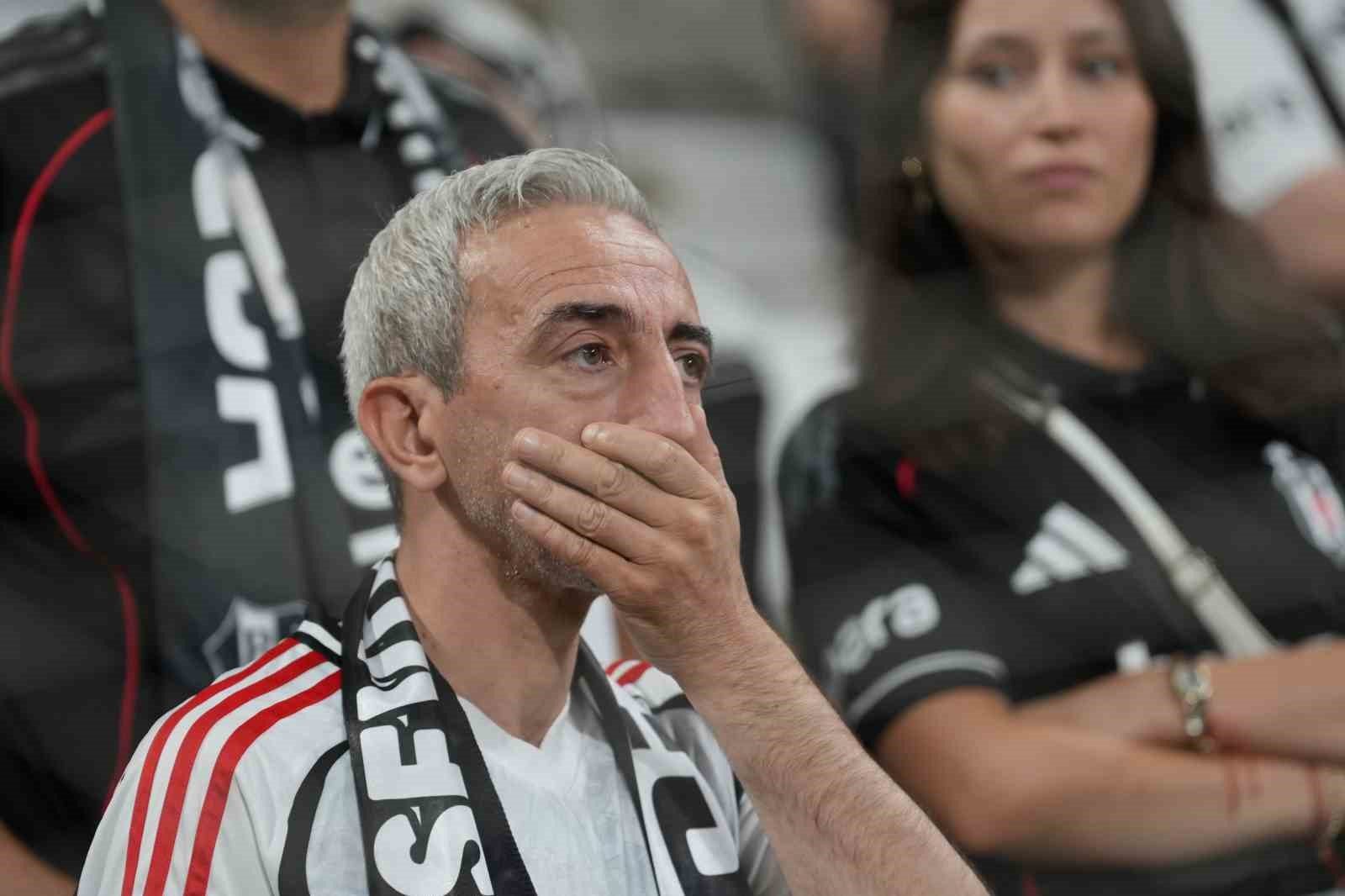 Dolmabahçe’de taraftarlardan protesto