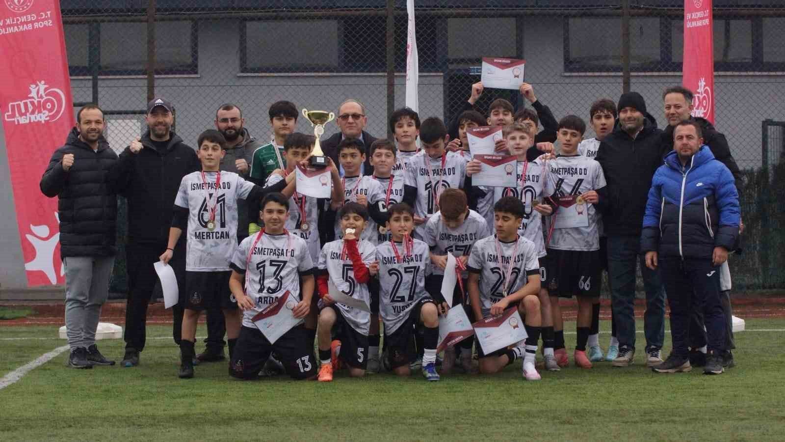 Düzce’de şampiyon İsmetpaşa ortaokulu oldu