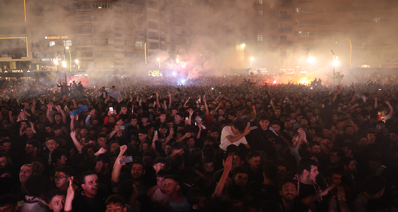 Elazığspor’un zafer kutlamaları, sokakları bayram yerine çevirdi!