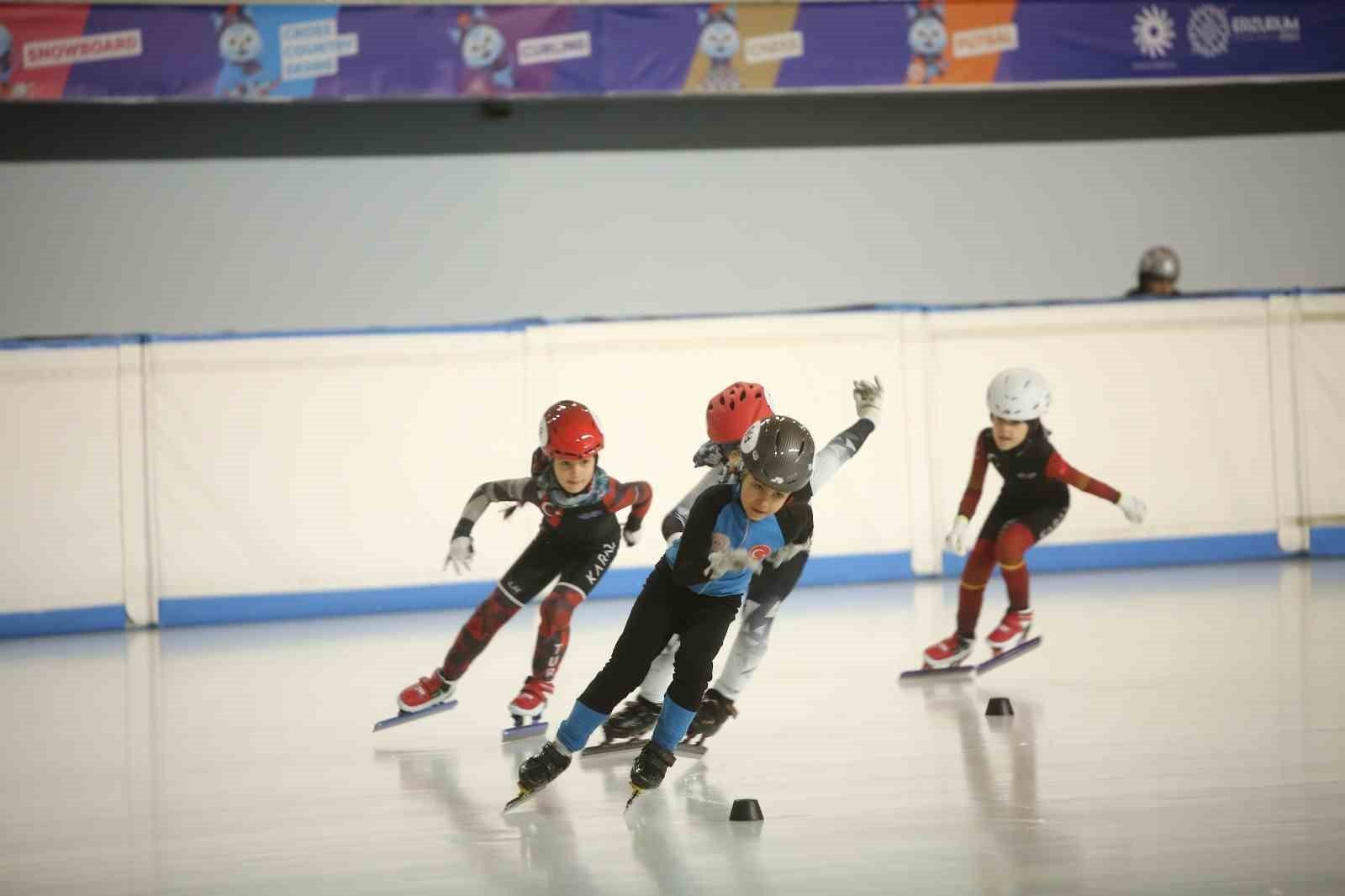 Erzurum'da Buzda Kayma Yarışları Heyecanı