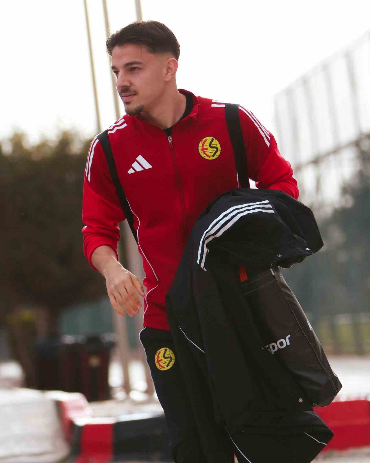 Eskişehirspor, Karşıyaka deplasmanı için yola çıktı