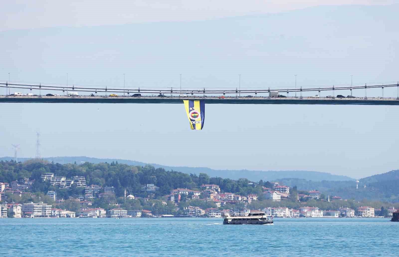 Euroleague şampiyonu olan Fenerbahçe’nin bayrakları köprülere asıldı
